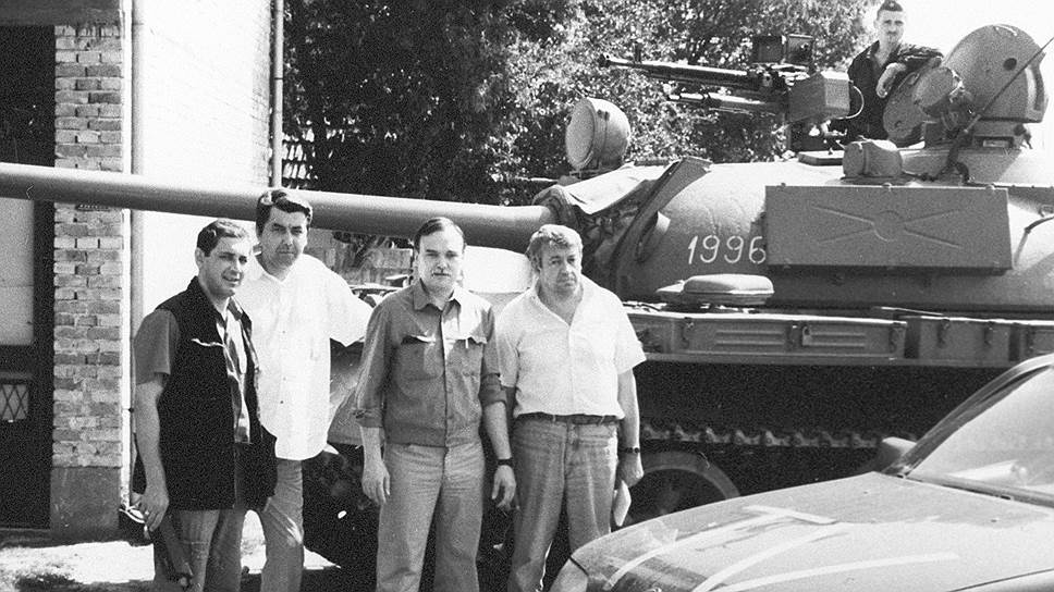 Виктор Ногин (второй слева) и Геннадий Куренной (первый слева) готовят очередной репортаж с югославской войны — незадолго до гибели. На переднем плане — тот самый «Опель», в котором их расстреляли