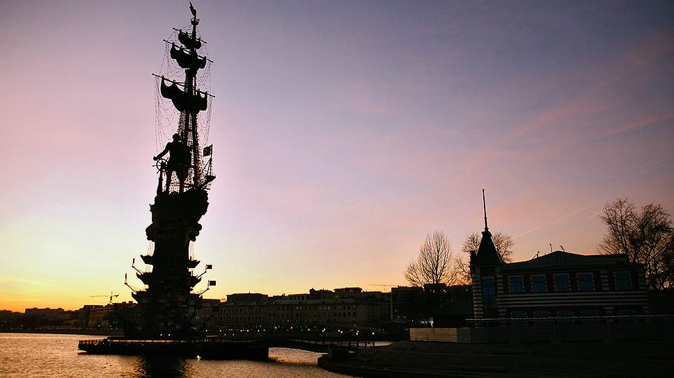 Памятник Петру I  на искусственном острове на Москве-реке. Установлен в 1997 году к празднованию 850-летия города. Высота – 98 метров 