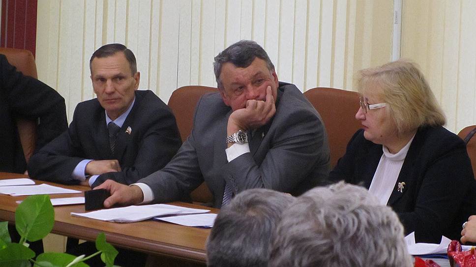 Саратовский министр промышленности Сергей Лисовский (в центре) опасается за судьбу химического производства в Горном