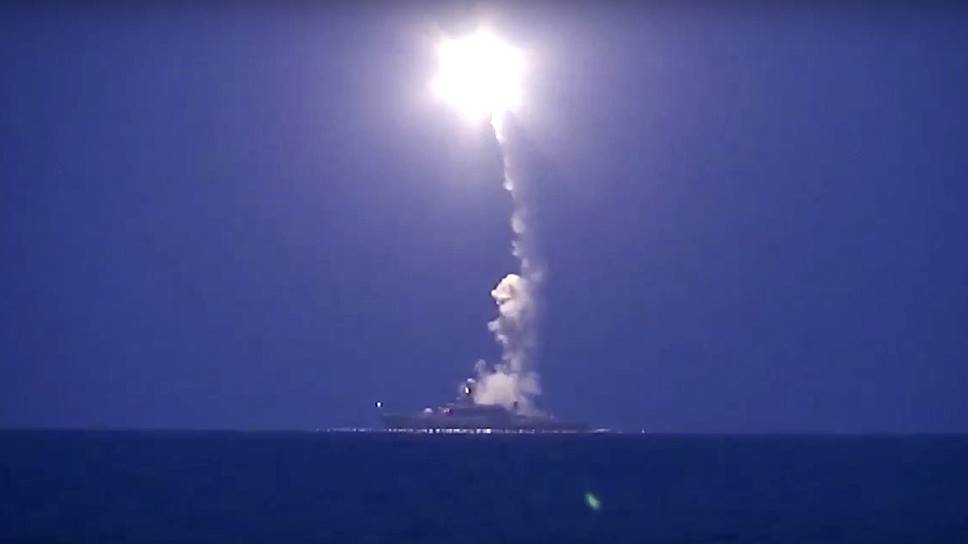 Корабли Каспийской флотилии впервые выполняют боевые пуски крылатых ракет "Калибр" из акватории Каспийского моря, 7 октября 2015 года 