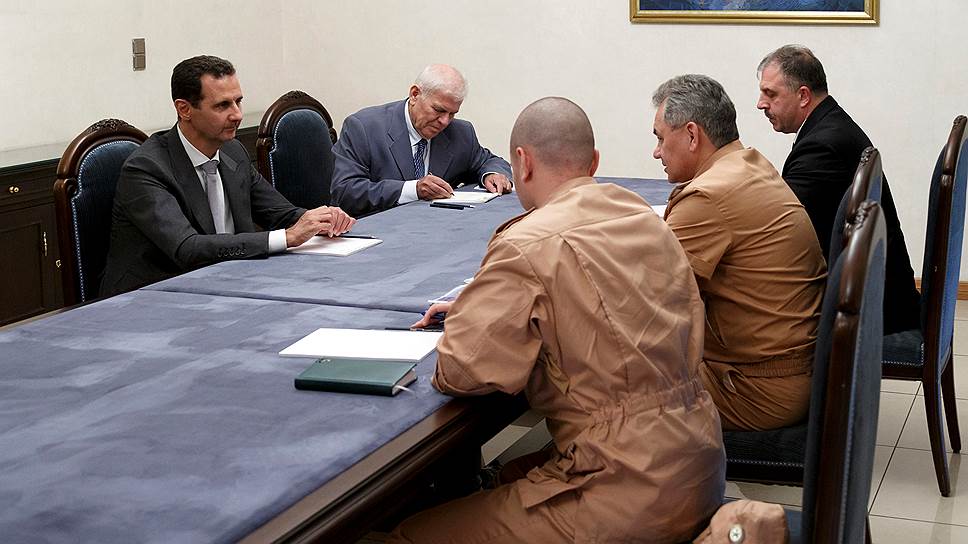 Министр обороны России Сергей Шойгу на высшем уровне пытается скоординировать действия ВКС России и сирийской армии (слева — президент Башар Асад) 
